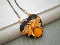 queen bee necklace
